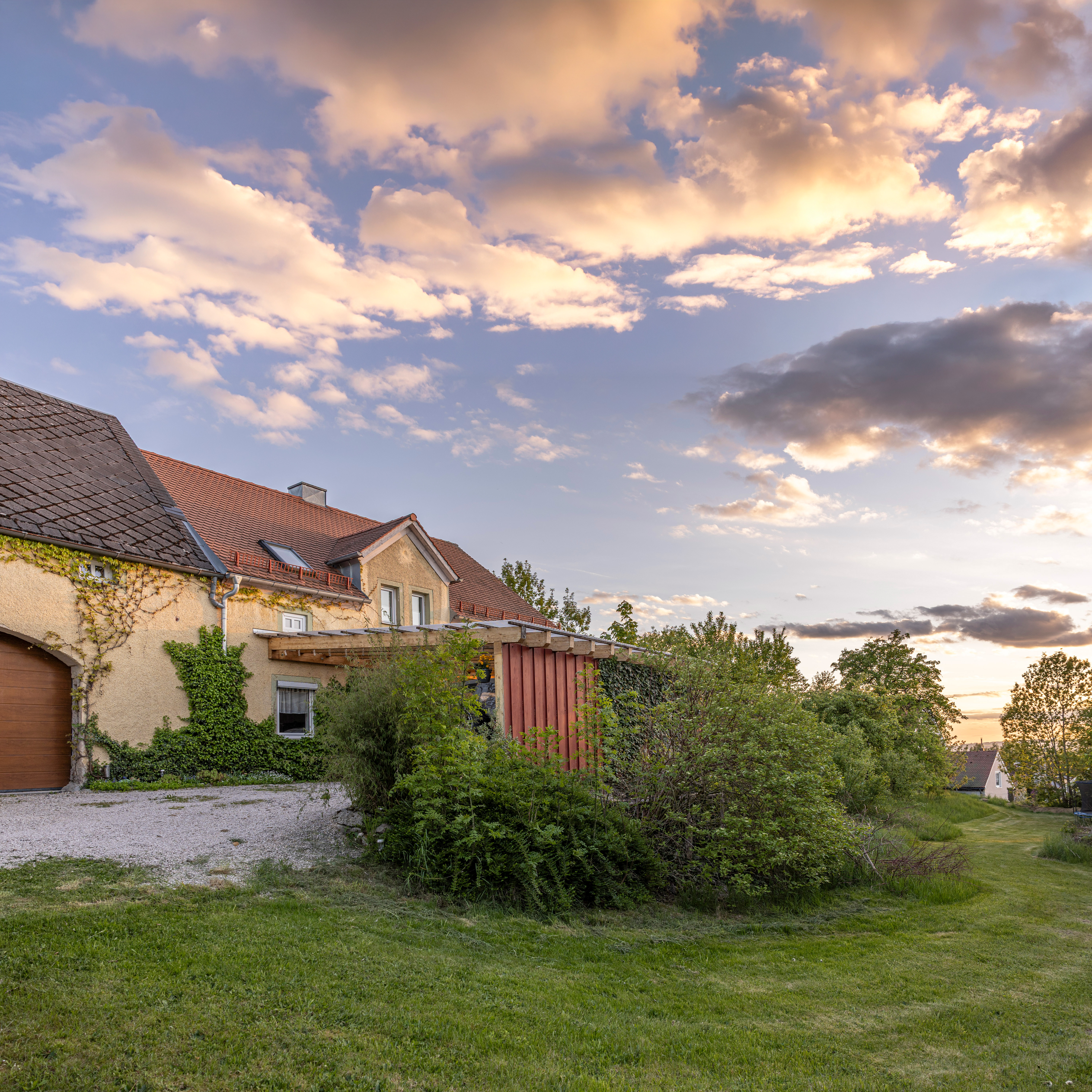 Einfahrt und Garten